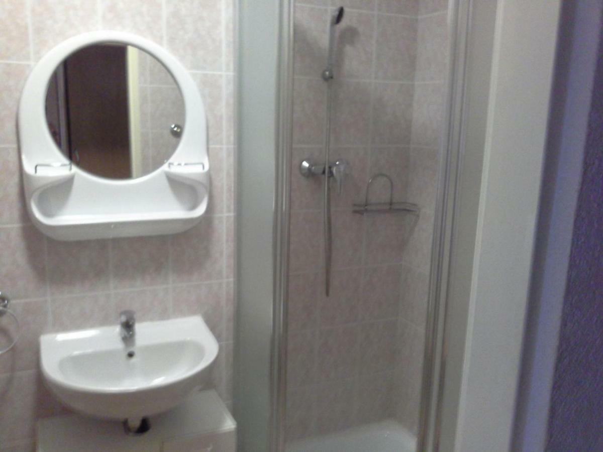 Almet, Apartmanove 205 *